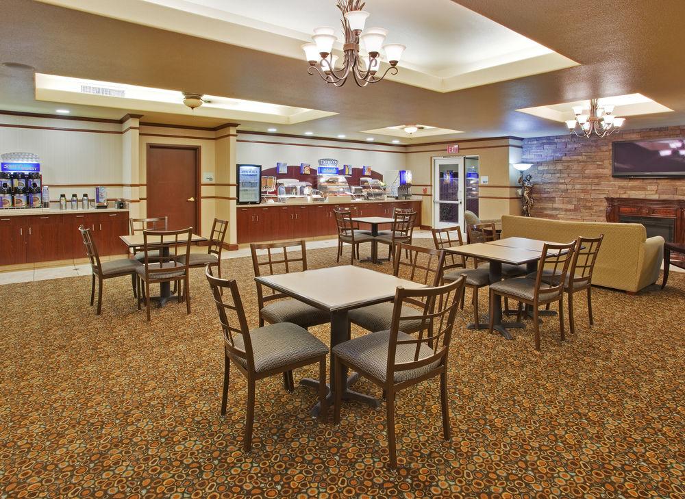 Holiday Inn Express & Suites Dinuba West By Ihg Exterior photo