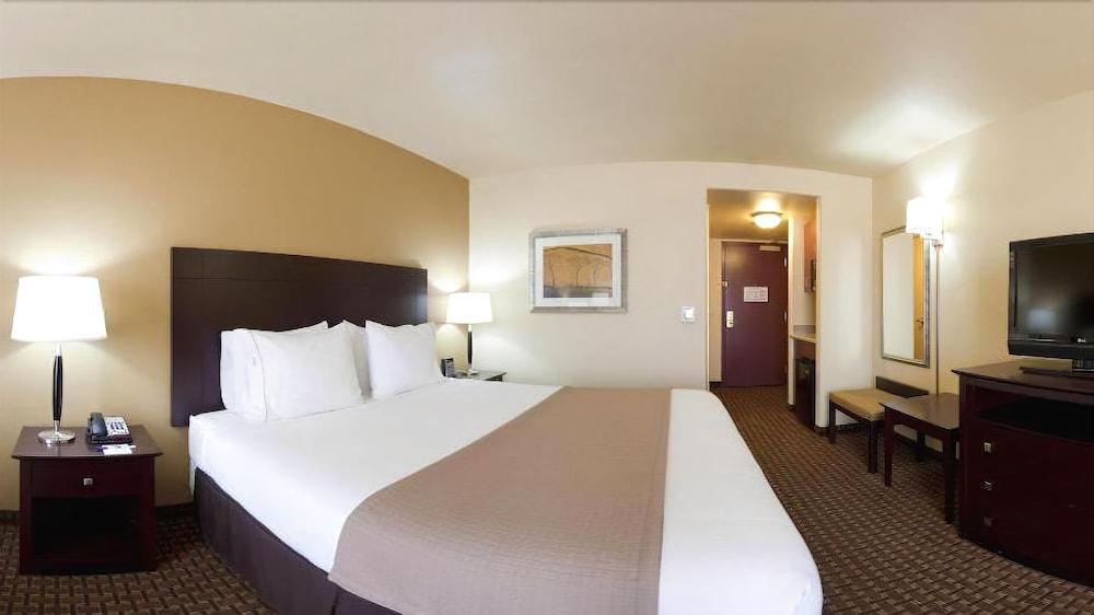 Holiday Inn Express & Suites Dinuba West By Ihg Exterior photo