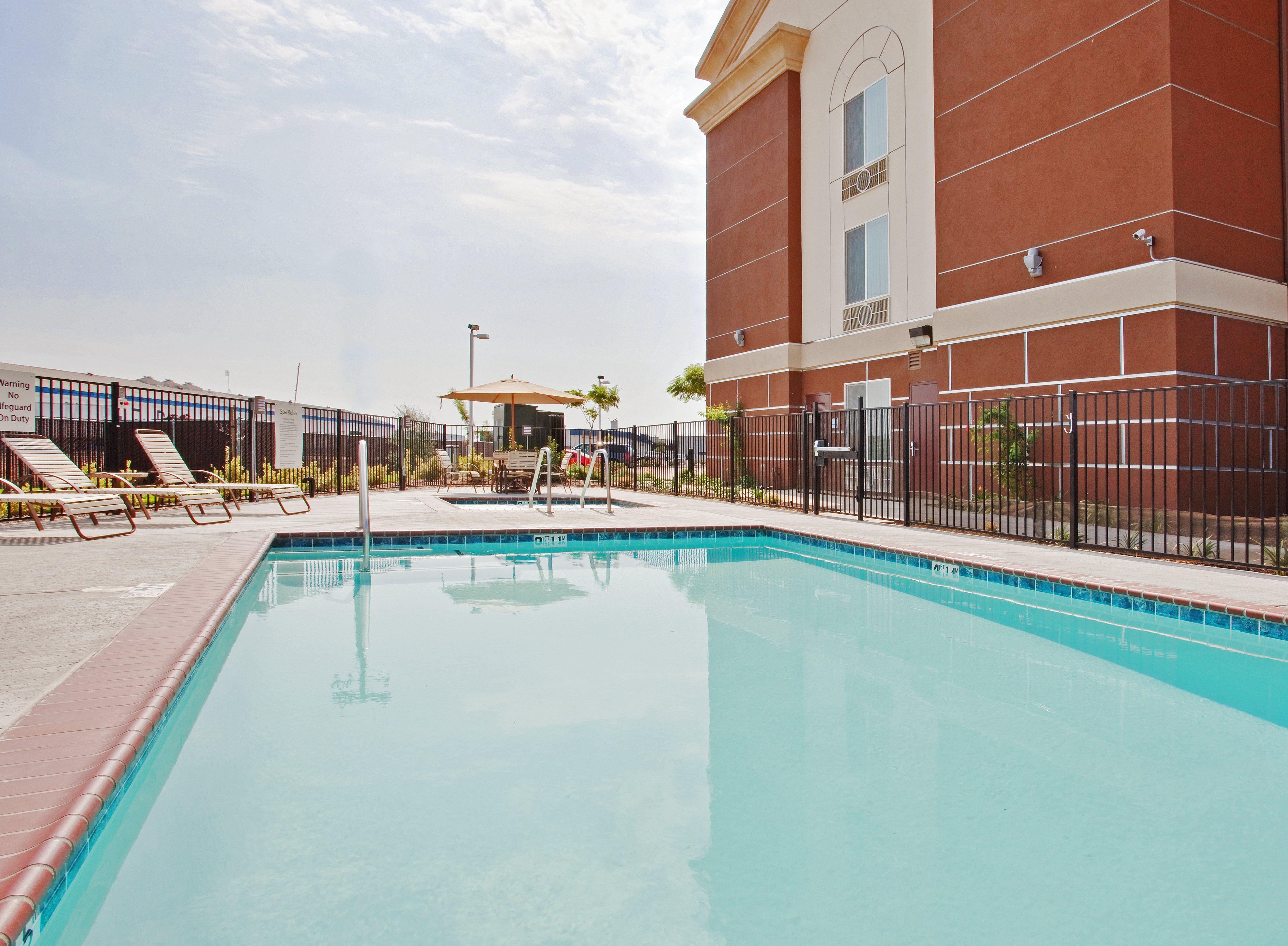Holiday Inn Express & Suites Dinuba West By Ihg Exterior photo