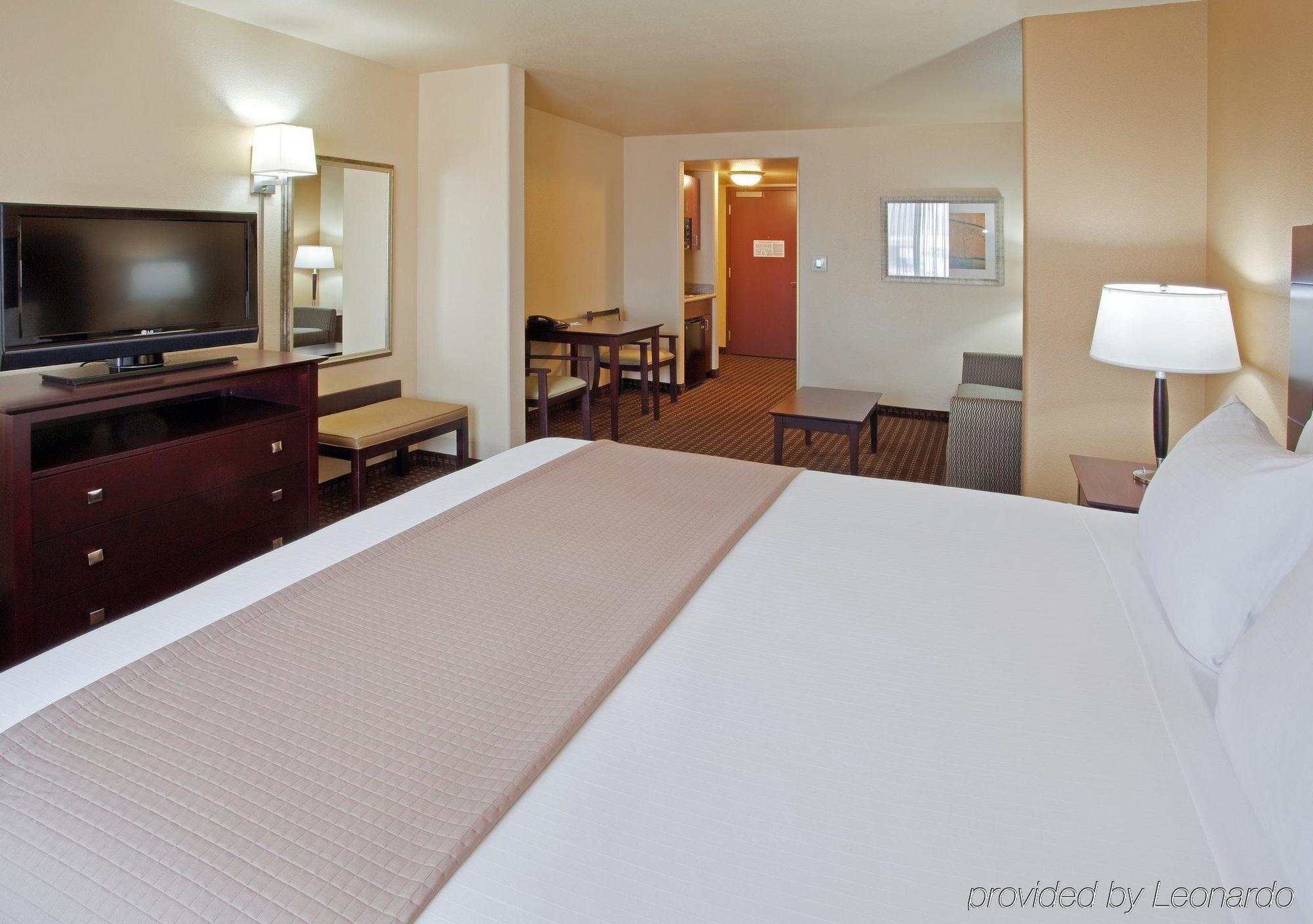 Holiday Inn Express & Suites Dinuba West, An Ihg Hotel Room photo